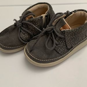 Clarks Aklark grey sneaker boot. EUC. Toddler size 5